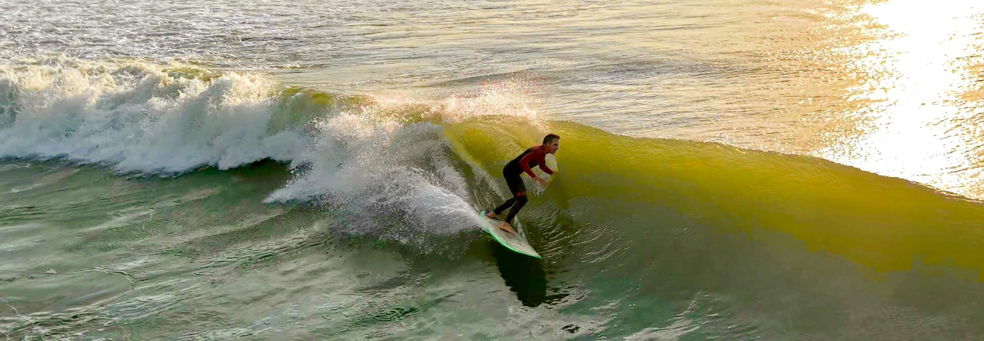Surfista sobre una ola